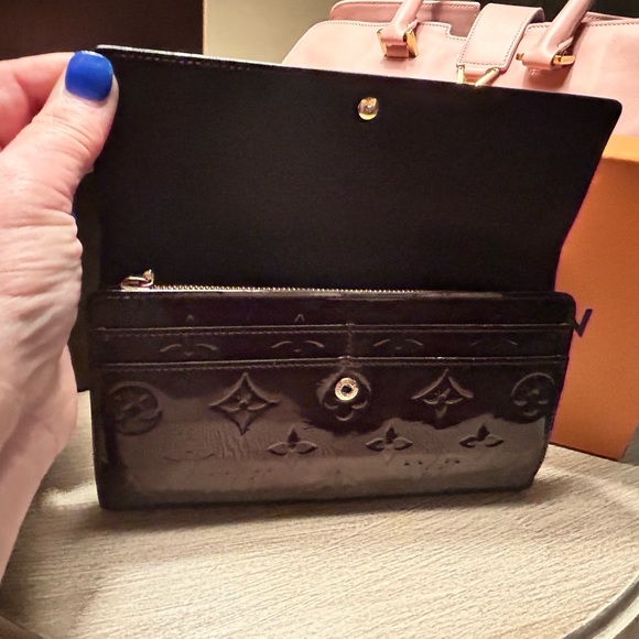 LOUIS VUITTON ‘Amarante Monogram Vernis Sarah’ Wallet. Beautiful patent leather! - Picture 8 of 9
